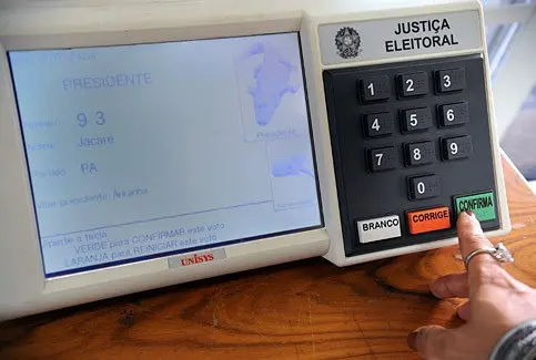 Urna eletrônica, em referência à matéria sobre as eleições internas do PT