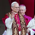 O recém-eleito papa Leão XIV, cardeal Robert Prevost, dos Estados Unidos, aparece na sacada da Basílica de São Pedro, no Vaticano - 8/5/2025 | Foto: Claudia Greco/Reuters