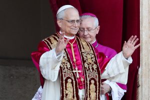 O recém-eleito papa Leão XIV, cardeal Robert Prevost, dos Estados Unidos, aparece na sacada da Basílica de São Pedro, no Vaticano - 8/5/2025 | Foto: Claudia Greco/Reuters