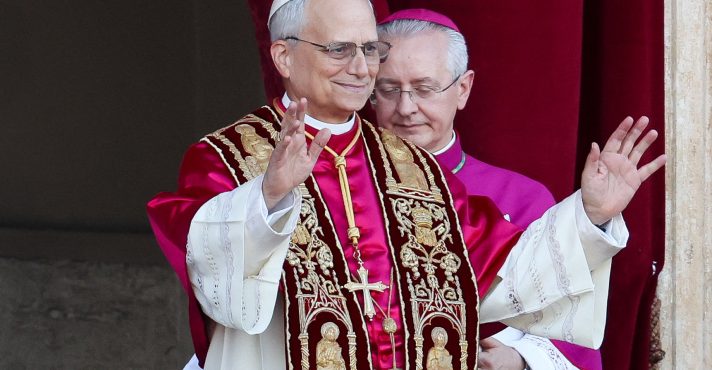 O recém-eleito papa Leão XIV, cardeal Robert Prevost, dos Estados Unidos, aparece na sacada da Basílica de São Pedro, no Vaticano - 8/5/2025 | Foto: Claudia Greco/Reuters