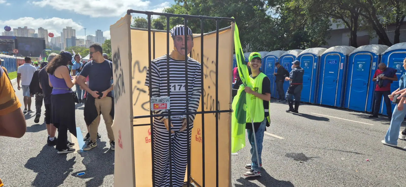 Boneco dentro de uma simulação de cadeia, em referência ao ex-presidente Jair Bolsonaro, no ao ato do 1º de maio de 2025 | Foto: Tauany Cattan/Revista <b>Oeste</b>