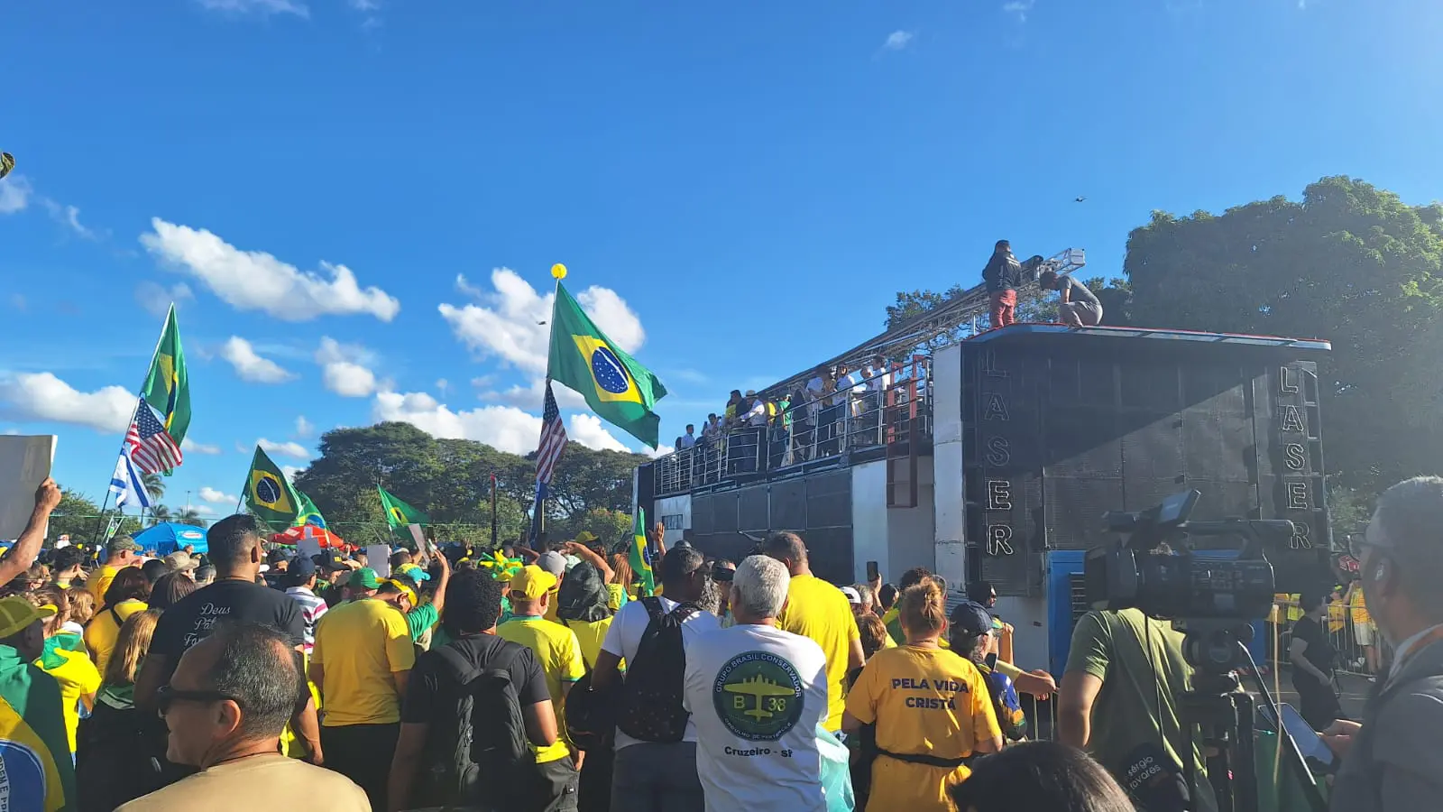 Trio elétrico passou pela Esplanada dos Ministérios com Bolsonaro e apoiadores | Foto: Deborah Sena 