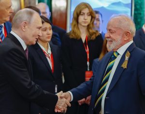 O presidente Luiz Inácio Lula da Silva, em encontro com o presidente da Rússia, Vladimir Putin