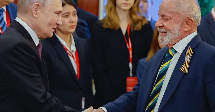 O presidente Luiz Inácio Lula da Silva, em encontro com o presidente da Rússia, Vladimir Putin