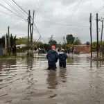 O governo argentino e a administração local mobilizaram brigadistas, equipes técnicas, veículos de resgate e suprimentos para atender os afetados