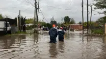 O governo argentino e a administração local mobilizaram brigadistas, equipes técnicas, veículos de resgate e suprimentos para atender os afetados