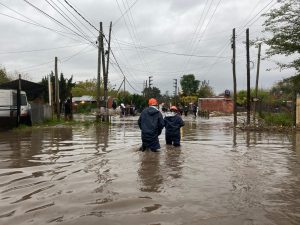 O governo argentino e a administração local mobilizaram brigadistas, equipes técnicas, veículos de resgate e suprimentos para atender os afetados