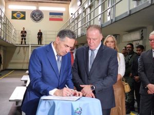 Renato Casagrande (PSB), governador do Espírito Santo e Luís Roberto Barroso, presidente do STF | Foto: Divulgação/Governo do ES