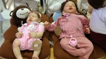 As mães de bebês 'reborn' viraram febre nas redes sociais, com vídeos simulando que as bonecas são de verdade