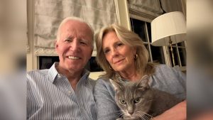 Joe Biden ao lado de sua mulher e gato de estimação | Foto: X/Reprodução