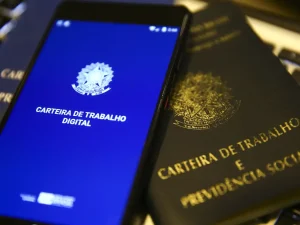 A taxa de informalidade caiu para 37,9% da população ocupada, o equivalente a 39,2 milhões de trabalhadores