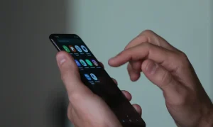 Aplicativos usados por financeiras bloqueavam remotamente o celular de clientes inadimplentes, prática considerada ilegal pela Justiça do DF.