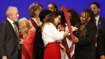 Lula condecora Janja e critica Bolsonaro em reinauguração do Palácio Capanema