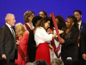 Lula condecora Janja e critica Bolsonaro em reinauguração do Palácio Capanema