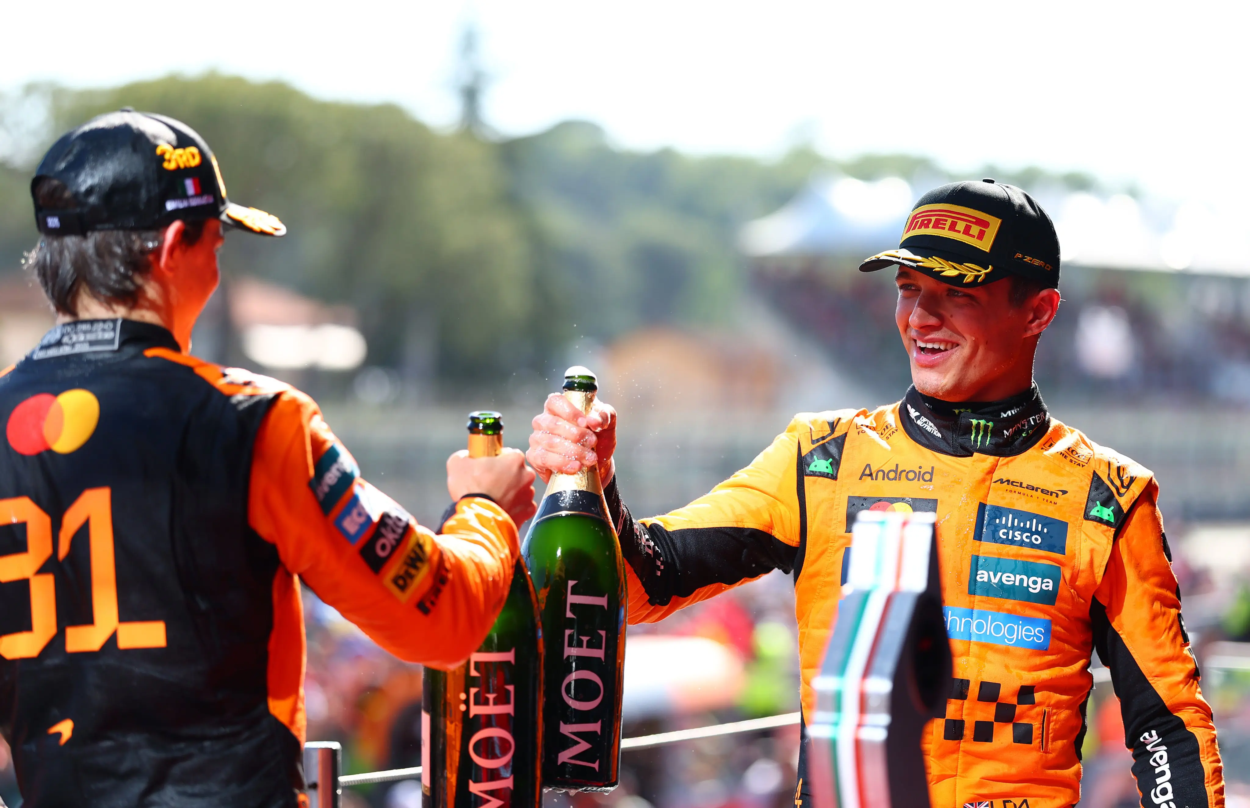 Oscar Piastri e Lando Norris (McLaren) dividiram o pódio do GP de Ímola com Verstappen | Foto: Reprodução/X/@F1