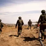 O Exército israelense anunciou o avanço de tropas por terra no norte e no sul da Faixa de Gaza