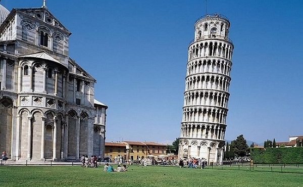 Torre de Pisa, é um campanário da catedral da cidade italiana de Pisa, um dos pontos turísticos mais famosos do país