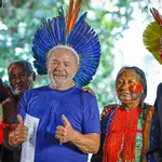 O presidente Luiz Inácio Lula da Silva com indígenas | Foto: Ricardo Stuckert/PR