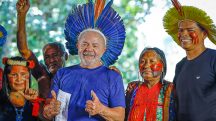 O presidente Luiz Inácio Lula da Silva com indígenas | Foto: Ricardo Stuckert/PR