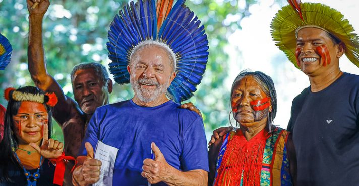 O presidente Luiz Inácio Lula da Silva com indígenas | Foto: Ricardo Stuckert/PR