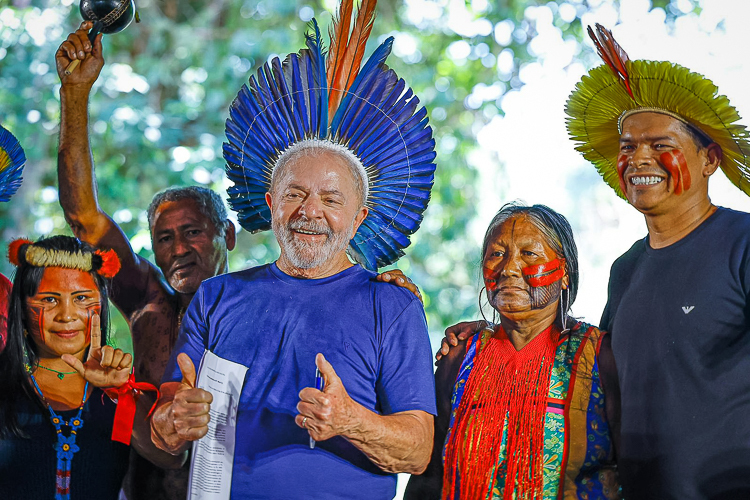 O presidente Luiz Inácio Lula da Silva com indígenas | Foto: Ricardo Stuckert/PR