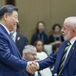 O presidente Luiz Inácio Lula da Silva se encontra com Xi Jinping, o líder chinês, na abertura do IV Fórum Celac-China