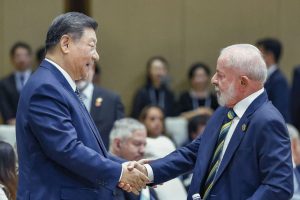 O presidente Luiz Inácio Lula da Silva se encontra com Xi Jinping, o líder chinês, na abertura do IV Fórum Celac-China