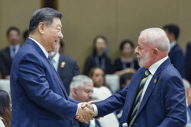 O presidente Luiz Inácio Lula da Silva se encontra com Xi Jinping, o líder chinês, na abertura do IV Fórum Celac-China