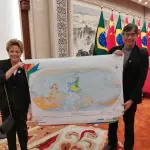 Dilma e Pochmann exibem mapa-múndi do IBGE