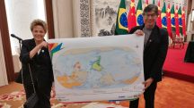 Dilma e Pochmann exibem mapa-múndi do IBGE