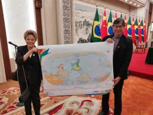 Dilma e Pochmann exibem mapa-múndi do IBGE