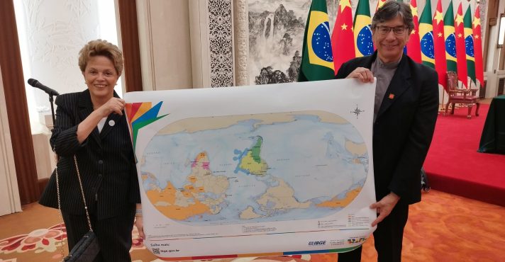 Dilma e Pochmann exibem mapa-múndi do IBGE
