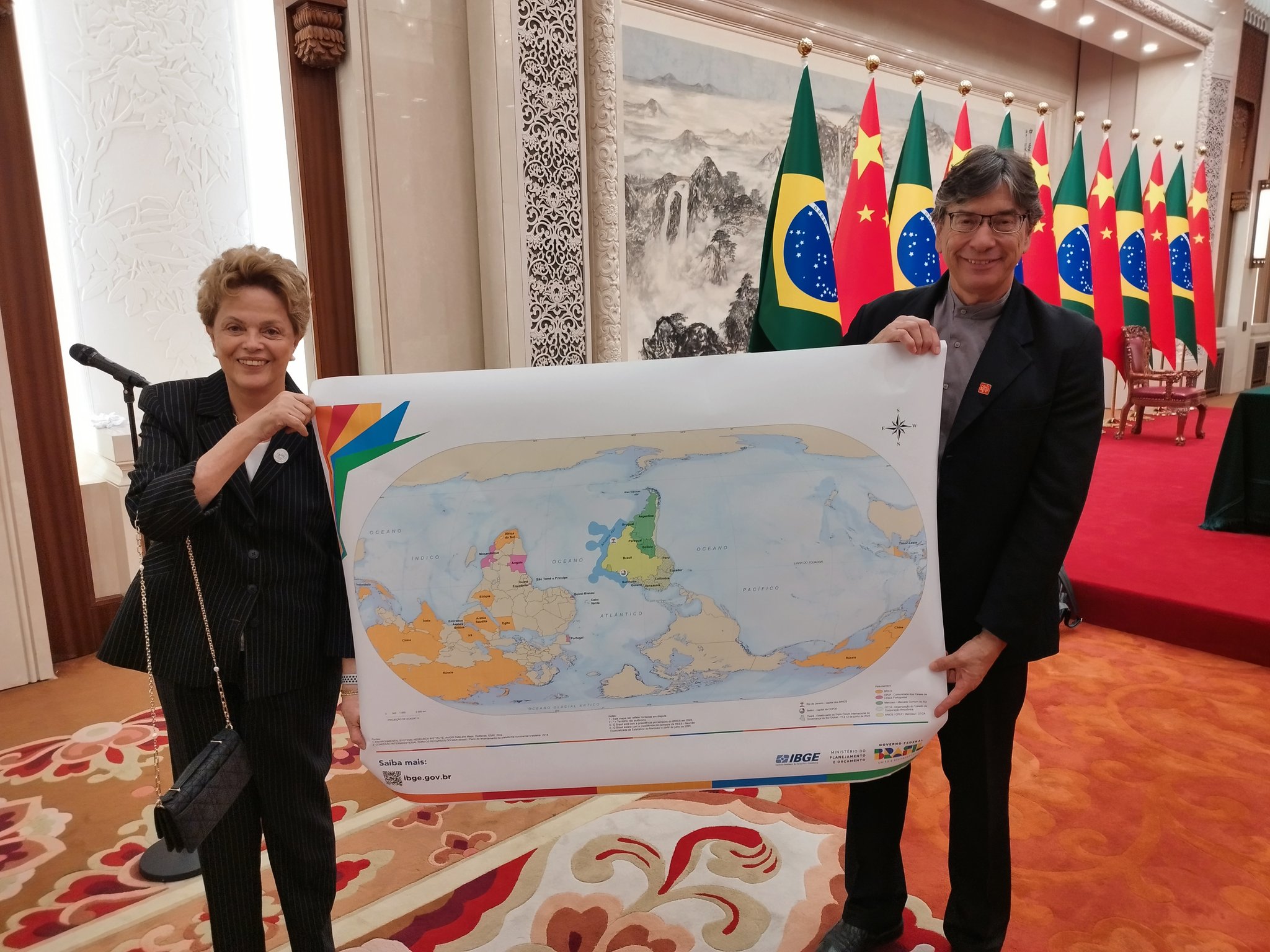Dilma e Pochmann exibem mapa-múndi do IBGE