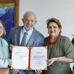 A ex-ministra Cida Gonçalves, Lula, a nova ministra Márcia Lopes, e Gleisi Hoffmann | Foto: Ricardo Stuckert/PR