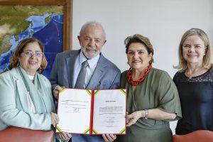 A ex-ministra Cida Gonçalves, Lula, a nova ministra Márcia Lopes, e Gleisi Hoffmann | Foto: Ricardo Stuckert/PR