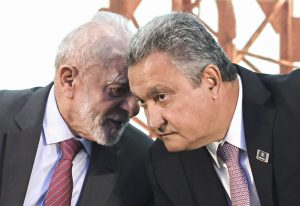Presidente Lula, conversa com ministro da Casa Civíl, Rui Costa, durante abertura do encontro internacional da indústria da construção | Foto: Paulo Pinto/Agência Brasil