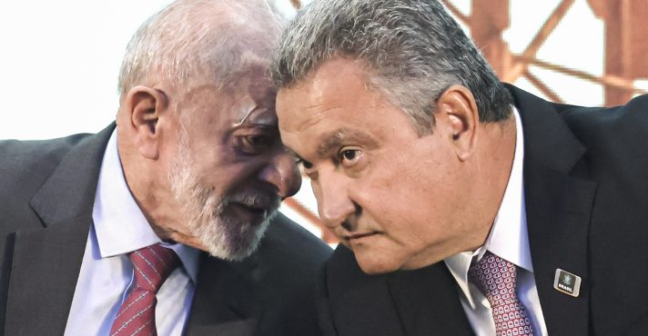 Presidente Lula, conversa com ministro da Casa Civíl, Rui Costa, durante abertura do encontro internacional da indústria da construção | Foto: Paulo Pinto/Agência Brasil