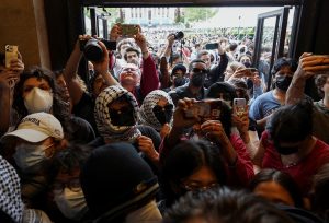 Manifestantes pró-Palestina durante invasão à biblioteca da Universidade de Columbia, em Nova York | Foto: Reprodução/Redes sociais