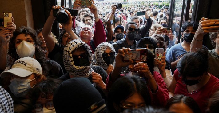 Manifestantes pró-Palestina durante invasão à biblioteca da Universidade de Columbia, em Nova York | Foto: Reprodução/Redes sociais
