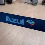 Detalhe da fita retrátil com a marca da companhia aérea Azul no Aeroporto Internacional BH Airport (CNF) em Belo Horizonte, Minas Gerais, Brasil (23/1/2025)