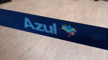 Detalhe da fita retrátil com a marca da companhia aérea Azul no Aeroporto Internacional BH Airport (CNF) em Belo Horizonte, Minas Gerais, Brasil (23/1/2025)
