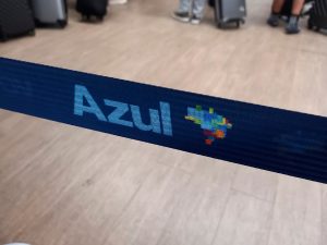 Detalhe da fita retrátil com a marca da companhia aérea Azul no Aeroporto Internacional BH Airport (CNF) em Belo Horizonte, Minas Gerais, Brasil (23/1/2025)