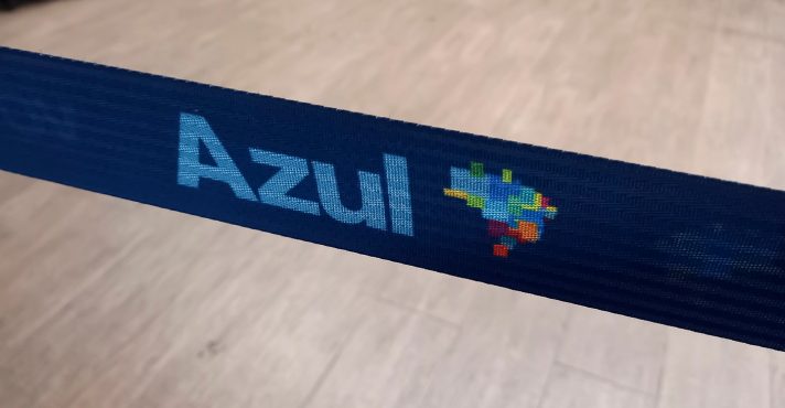 Detalhe da fita retrátil com a marca da companhia aérea Azul no Aeroporto Internacional BH Airport (CNF) em Belo Horizonte, Minas Gerais, Brasil (23/1/2025)