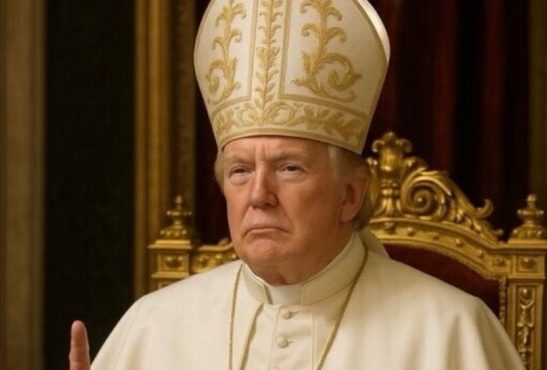 trump vestido de papa
