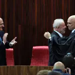 Vice-presidente eleito, Geraldo Alckmin, presidente eleito, Luiz Inácio Lula da Silva e o presidente do TSE, ministro Alexandre de Moraes, durante cerimônia de diplomação no TSE (12/12/2022) | Foto: Fabio Rodrigues-Pozzebom/Agência Brasil