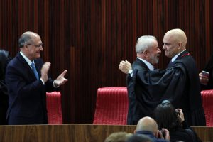 Vice-presidente eleito, Geraldo Alckmin, presidente eleito, Luiz Inácio Lula da Silva e o presidente do TSE, ministro Alexandre de Moraes, durante cerimônia de diplomação no TSE (12/12/2022) | Foto: Fabio Rodrigues-Pozzebom/Agência Brasil