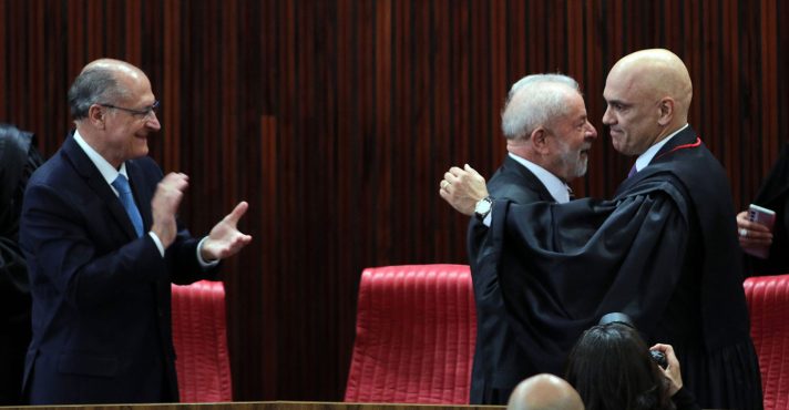 Vice-presidente eleito, Geraldo Alckmin, presidente eleito, Luiz Inácio Lula da Silva e o presidente do TSE, ministro Alexandre de Moraes, durante cerimônia de diplomação no TSE (12/12/2022) | Foto: Fabio Rodrigues-Pozzebom/Agência Brasil