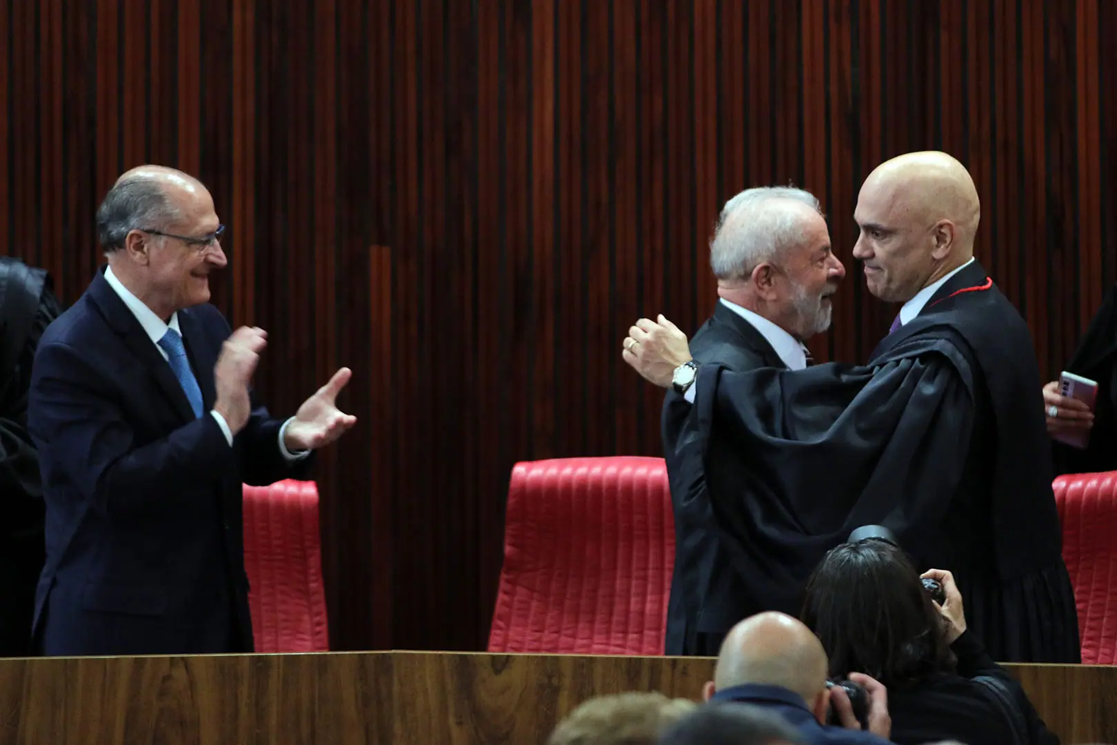 Vice-presidente eleito, Geraldo Alckmin, presidente eleito, Luiz Inácio Lula da Silva e o presidente do TSE, ministro Alexandre de Moraes, durante cerimônia de diplomação no TSE (12/12/2022) | Foto: Fabio Rodrigues-Pozzebom/Agência Brasil