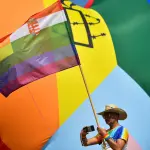 Uma pessoa participa da Parada do Orgulho de Budapeste, em Budapeste, Hungria, em 23 de julho de 2022 | Foto: Marton Monus/Reuters