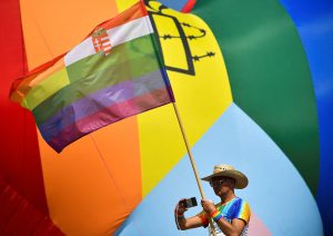 Uma pessoa participa da Parada do Orgulho de Budapeste, em Budapeste, Hungria, em 23 de julho de 2022 | Foto: Marton Monus/Reuters